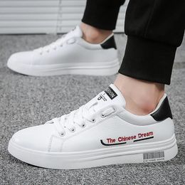 Été décontracté petites chaussures blanches mâle version coréenne de tous les jeunes employés de bureau sport skateboard 240318