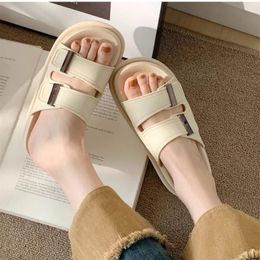 Zomer Casual veelzijdige coole slippers vrouwen comfortabele buitenkleding niet -slip zachte bodem dubbele riem buckle 240328