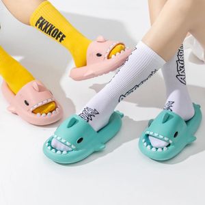 Zomer catroon kinderen haaien slippers dikke bodem met bodem huizen baden slipper indoor huishouden baby slijbanen slijmvlies flops