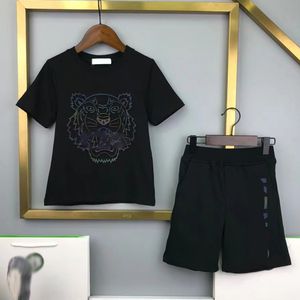 Zomer kinderjongens zomer T-shirt en korte broek met korte mouwen en een trendy Koreaanse versie voor meisjes Tweedelige set voor grote kinderen dunne stijl