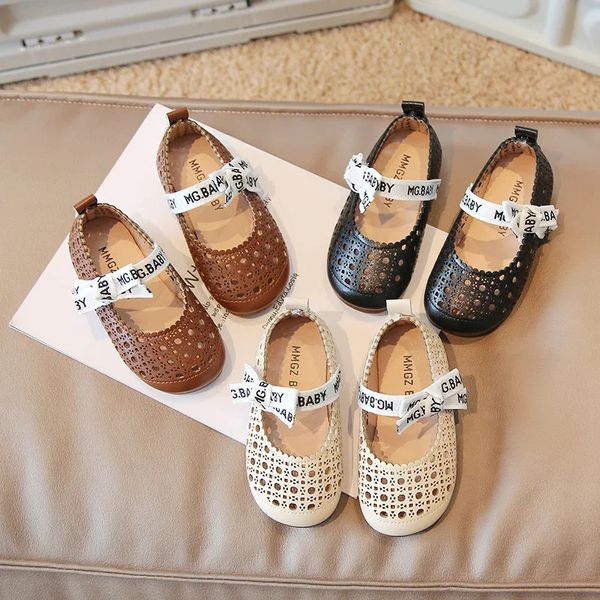 Zapatos de verano para niños y niñas, zapatos transpirables con agujeros de cuero para niños, sandalias planas bajas clásicas elegantes para niñas pequeñas y bebés 240318