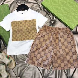 Enfants d'été nouveaux bébés masculins et féminins à la mode T-shirt et short en coton confortables ensemble deux pièces pour les enfants plus âgés à la mode