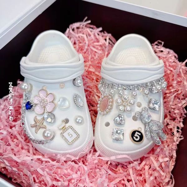 Chaussures de trous pour enfants Summer Girl Crystal Pearl Fashion Outdoor Sandales Parent Parent Child Slippers 230718