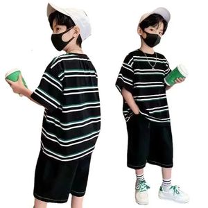 Vêtements pour enfants d'été Boys de style coréen tshirt à demi-gardien de sports à halfreed.