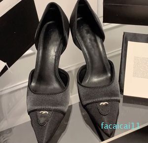 Zomer klassieke sandalen luxe ontwerper water diamant brief dunne merk vrouwen hoge hakken lederen puntige ondiepe mondverhoging