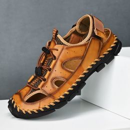 Sandalias antideslizantes de suela suave y transpirable de piel de vaca de verano con suela cosida, zapatos con agujeros resistentes al desgaste, zapatos de cuero deportivos de diseño masculino, talla 38-46