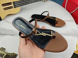 Diseño de verano Zapatillas redondas Sandals Flats Cassandra Black Berne Leathers Sandalias Flip Sandalias Ssapa de tobillo Cool Bloque de zapatillas de agua