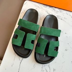 Sandalias de zapatillas de cortesía de diseñador de verano Sandalia de cuero de cuero Flip Flip Flip Sbrowd Soledias marinas Sandalias verdes marinas