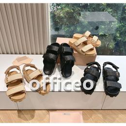 Zomerontwerper Nieuwste dames geweven stro sandalen metaaltechnologie goud M-vormig strand flip-flops letters mode luxe merk slippers maten 35-40