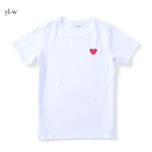 Summer Designer Mens T-shirt Amis T-shirt Commes manches courtes Femmes Des Badge Garcons broderie coeur à manches courtes coeur rouge de haute qualité 7248 3035