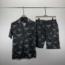 Designer d'été pour hommes survêtements Hawaii Beach Pantal Pantalon Designer Shirts Printing Leisure Shirt Man Slim Fit Le tableau des directeurs à manches court