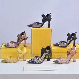 Designer d'été Nouvelles femmes belles sandales mode talons épais chaussures de mariage confortables et élégants chaussures habitantes professionnelles