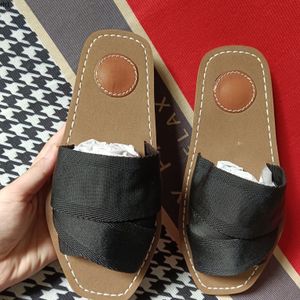 Sandales de créateurs d'été Chaussures de plage Diapositives en toile Femmes Pantoufles Bandes croisées Appartements Mules Chaussures de marque de luxe Taille 35-42 MKJKM rh1000001