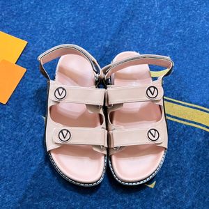 Zomerontwerper sandalen voor vrouwen luxe merk sandalen canvas casual stijl dagelijkse veelzijdige schoenaccessoires klassieke vintage charme sandalen haak lus achterriem