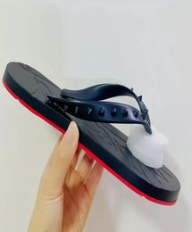 Chaussures de slipper de la concepteur d'été Rivet sandale pantoufle Pool Flats Loubi Flip Flops Flat Rubber Bottomd Name Taille de marque 35-46 avec box2366989