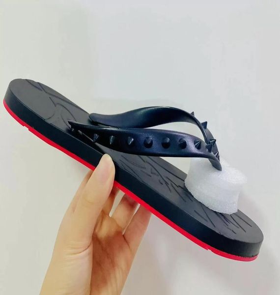 Chaussures de slipper de la concepteur d'été Rivet sandale pantoufle Pool Flats Loubi Flip Flops Flat Rubber Nom au fond de la marque Brand 35-46 avec box1566297