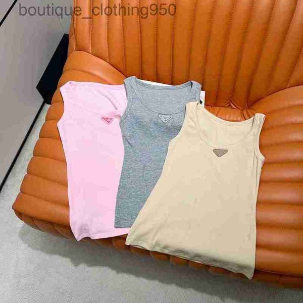 Designer d'été T-shirt Femme Iron Emblème T-shirt T-shirt Round Cou Tops en cœur B7636R