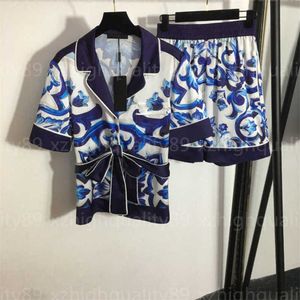 Diseñador de verano Conjunto de dos piezas Camisa de mujer Traje Tela suave y cómoda Estampado de celadón Pajarita Solapa de cintura Blusa de manga corta Pantalones cortos de cintura alta Conjuntos de camisas para mujer 55