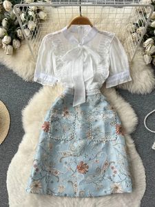 Zomer elegante geplooide kraag met korte mouwen en witte mesh-sticker met bloemjacquard parelzak mini-jurk 240322