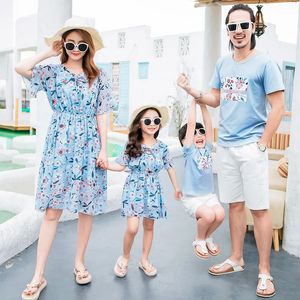 Summer Family Matching Tenues Mother Daughter Robes Famille Look Papa et fils T-shirt Short Holiday Matching Couple Vêtements 240507