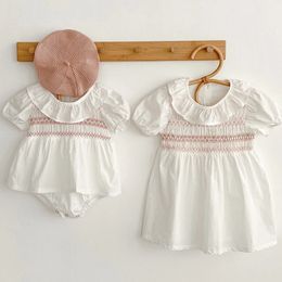 Zomer mode Baby Girl Dress Lace Smocking Stitch Infant Children Cotton Bodysuit Family Matching Sister Outfit 240418