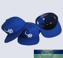 Marque de mode d'été Hip Hop Hat Men039S Ch blanc en cuir croix de baseball Blue Blueball Casual Allmatch Couple Peak Cap1228365