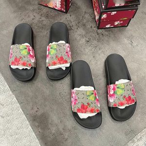 Fleur de mode d'été Tazz Slipper Designer de luxe chaussure florale toboggan mule sandale femme mans serpent tigre fraise en caoutchouc plat talon talons en cuir plage sandale