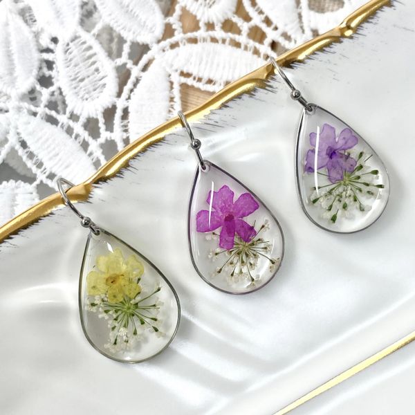 Proveedor de joyería de moda de verano Pendientes colgantes con forma de gota de agua Gancho de acero inoxidable Pendiente de flor de resina ovalada Pendientes naturales para mujer