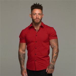 Mode d'été chemise à manches courtes hommes solide Super Slim Fit mâle robe d'affaires sociale marque Gym Fitness Sport vêtements 220321
