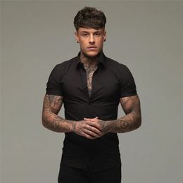 Mode d'été Slim Fit bouton chemises à manches courtes hommes vêtements de sport décontractés robe chemise mâle Hipster dessus de chemise Fitness vêtements 240320