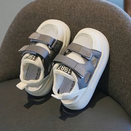 Sandales plates d'été pour enfants Mesh Fabric de chaussures pour enfants respirants baskets anti-flippées pour garçons ergonomiques chaussures pour tout-petits bébé 240416
