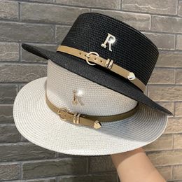 Zomer Flat Top Straw Hats For Women Metal R Letter Fashionable Beach Sun Hat Females Elegant Holidays Boater 240511