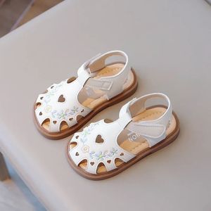 Zomermeisje baby sandalen lente geborduurd gesloten teen zachte zool Chinese stijl flats prinsesschoenen slipper 240402