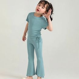 Zomermeisje Kledingpak Roundneck Roundneck Korte mouw Blouse Flousflared broek eenvoudig ontworpen mode casual uitje sets voor kinderen outfit 240418