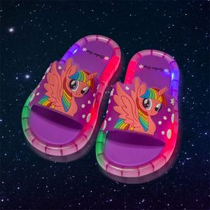 Zomermeisjes jongens Lumineuze slippers kinderen zachte pvc schoenen peuter kinderen huis sandalen comfortabele baby glijbanen flip flops 220623