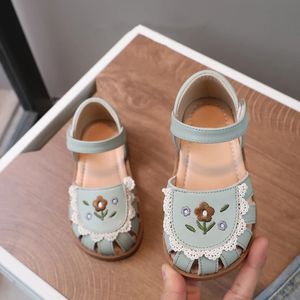 Zomermeisjes sandalen borduren subtiel bloemenkant Kinderkinderen Casual sandalen dichtbij teen zacht lederen kleine kinderen schoenen 240326