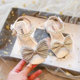 Girls d'été Sandals Fashion Pearl Sequins Rhinestone Bow Girls Princess Shoes Baby Girl Peep Toe Party Dress Shoes Size 2536 240409