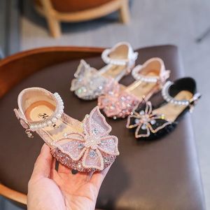 Zomermeisjes Sandalen mode pailletten Rhinestone Butterfly Children Girl Princess Shoes Baby Flat Heel Dancing 240506