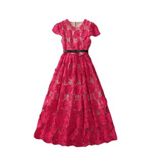Robe d'été à empiècements en dentelle florale rose vif à manches courtes col rond ceinturée robes décontractées mi-longues A3A101512