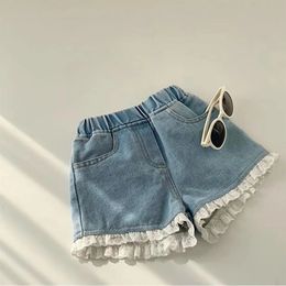 Summer Kids Girls Shorts coréens Style Patchwork Lace Denim Shorts décontractés et vaies élastiques Ruffles Pantalons Girl Jeans courts 240418