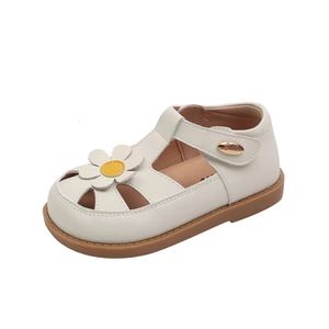 Zomer kinderen sandalen voor meisjes lederen cutout kinderen schattige bloem zachte zool mode peuter babyschoenen 240416