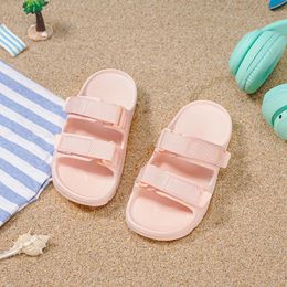 Chaussures de plage de couleur unie de couleurs massives décontractées pour enfants Baux de salle de bain Anti-slip Chaussures pour tout-petits Girls Soft Solet confortable Slippées