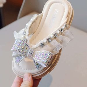 Pantres d'enfants d'été pour filles Fashion Rhingestone Bow Beach Soft Soft Anti Slip Crystal Princess Chaussures Sandales décontractées