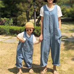 Verano estilo familiar coreano estilo suelto vaquero fino monos de ocio madre hija ropa a juego monos de mezclilla 220426