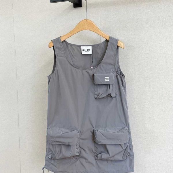 Gilet sans manches à la mode décontractée pour femmes d'été à manches courtes, tissu en nylon doux et à séchage rapide, grande mode de poche et version pratique et ample de la mode.