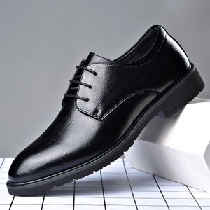Chaussures en cuir d'été hommes d'affaires en cuir formel fond souple décontracté style britannique bout pointu banquet chaussures de costume noir