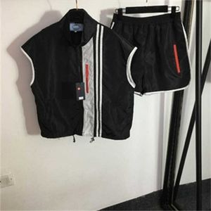 Été Loisirs Femmes Deux Pièces Pantalon Lettres Rouges Bande Col Montant Gilet Sans Manches Poche À Fermeture Éclair Veste Taille Élastique Shorts Décontractés Designer Ensemble De Sport 55