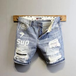 Zomerlichtblauw gescheurde kattenhoekletter Patch Letter Print Slim Denim Shorts Tieners Jeans Boys and Girls Cowboy Short Pants 240411