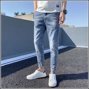 Jean recadré de couleur claire d'été pour la version coréenne masculine, ajustement slim à la mode avec de petits pieds, 2021 New Spring Elastic Men's Pantal