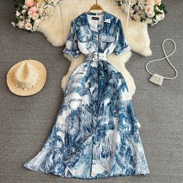 Zomerse, licht volwassen stijl retro temperament jurk, revers met korte mouwen, tailleband en slanke A-lijn jurk met inktschilderijprint met enkele rij knopen